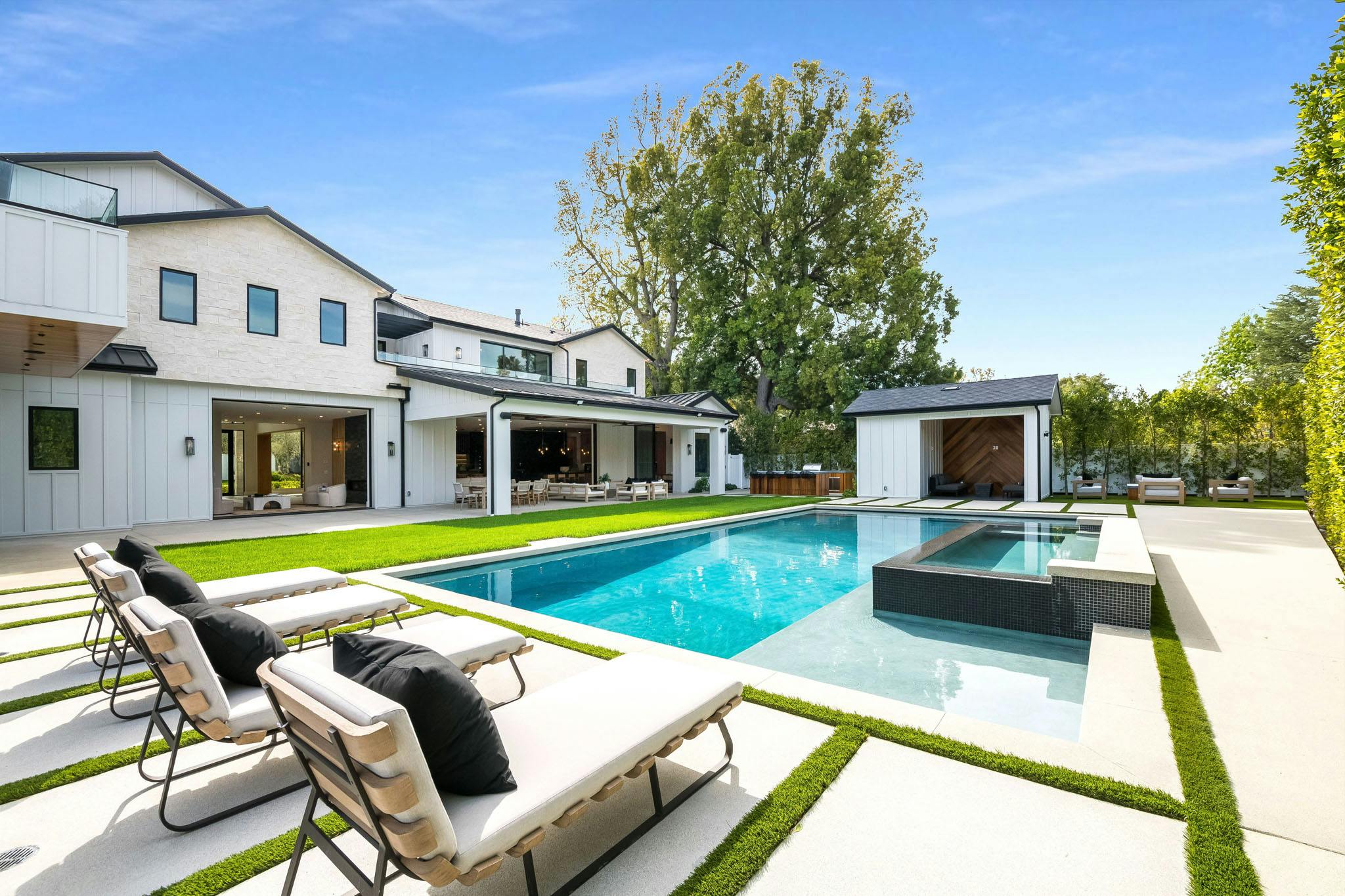 Meridith-Baer-Home-Home-Staging-PatioSouthern-California-Valley-Vista-Modern-Organic-Luxury-Homes-Modern-and-Contemporary-Patio